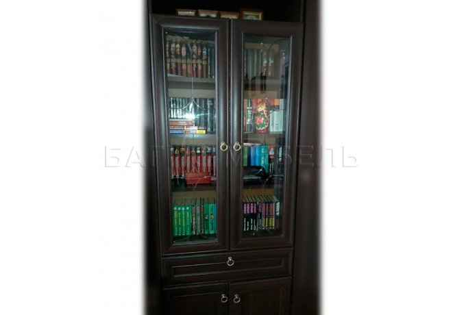 Шкаф для книг со стеклянными дверцами и ящиком Инна 611 — фото 6